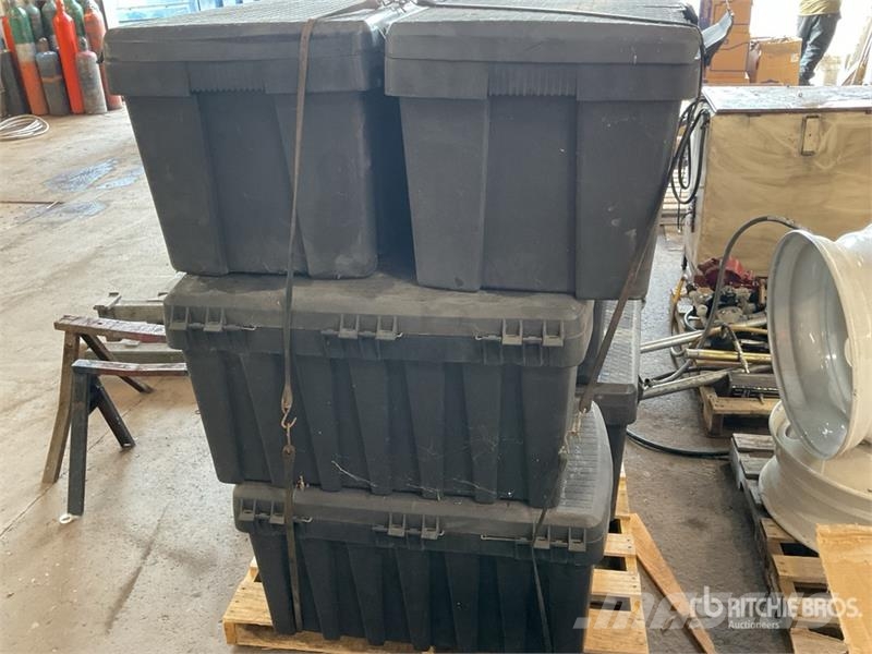 Quantity of (9) Storage Totes Andre komponenter