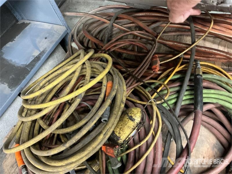  Quantity of Air Line Hoses and Shop Creepers مكونات أخرى