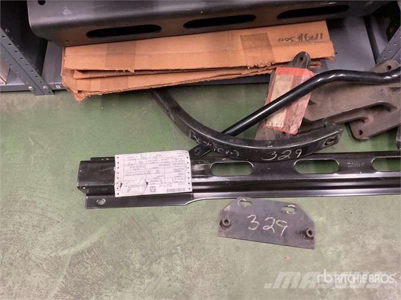 Quantity of Crossmembers w/Misc. Truck Parts 其他組件