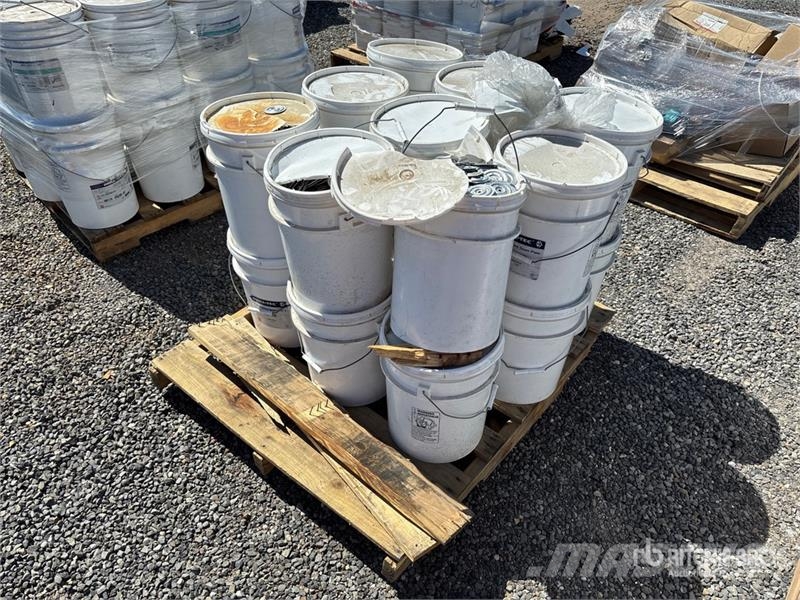 Quantity of Drill-Tec Pallet of Barb Seam Plates 건설 장비 - 기타