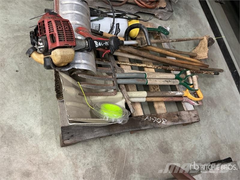 Quantity of Hand Tools and Weed Eater Andet tilbehør