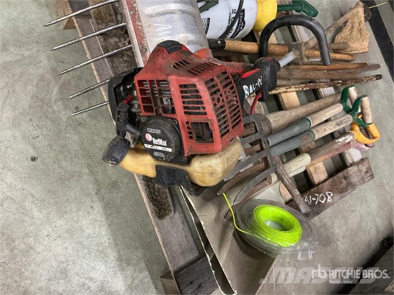 Quantity of Hand Tools and Weed Eater Andet tilbehør