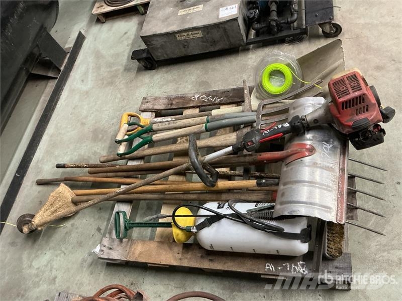 Quantity of Hand Tools and Weed Eater Andet tilbehør