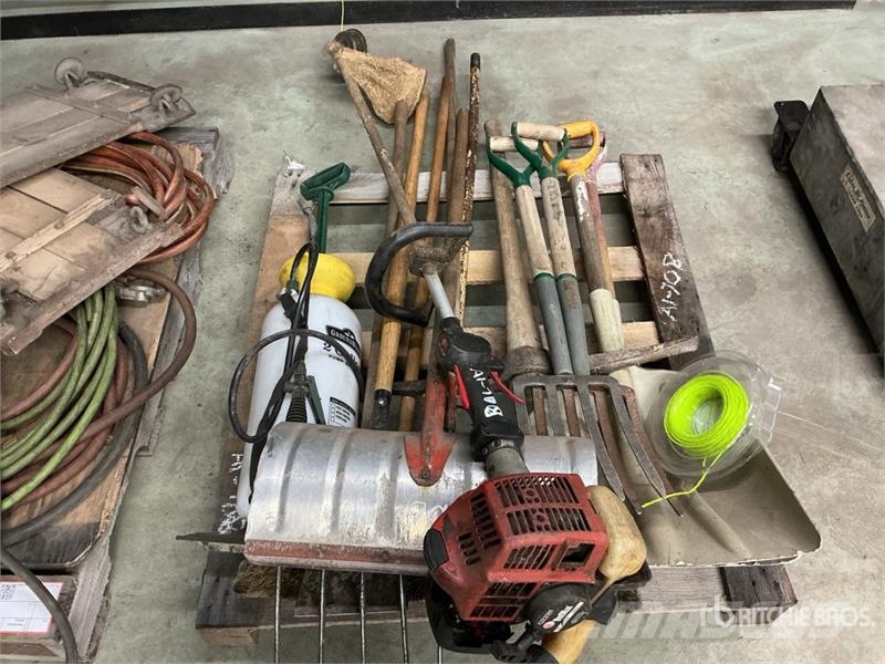 Quantity of Hand Tools and Weed Eater Andet tilbehør