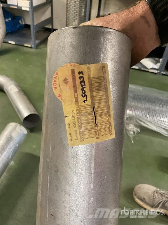 Quantity of Mack Exhaust Pipes and Muffler Guards 其他組件