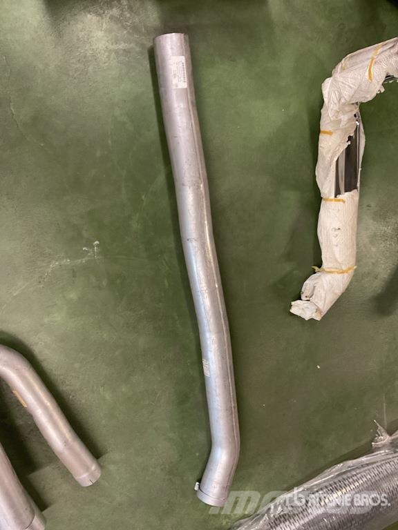 Quantity of Mack Exhaust Pipes and Muffler Guards 其他組件