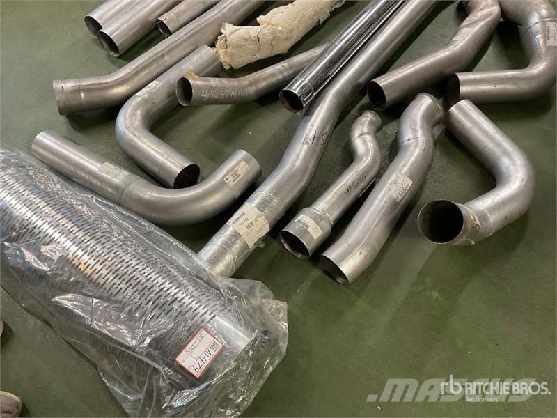 Quantity of Mack Exhaust Pipes and Muffler Guards 其他組件