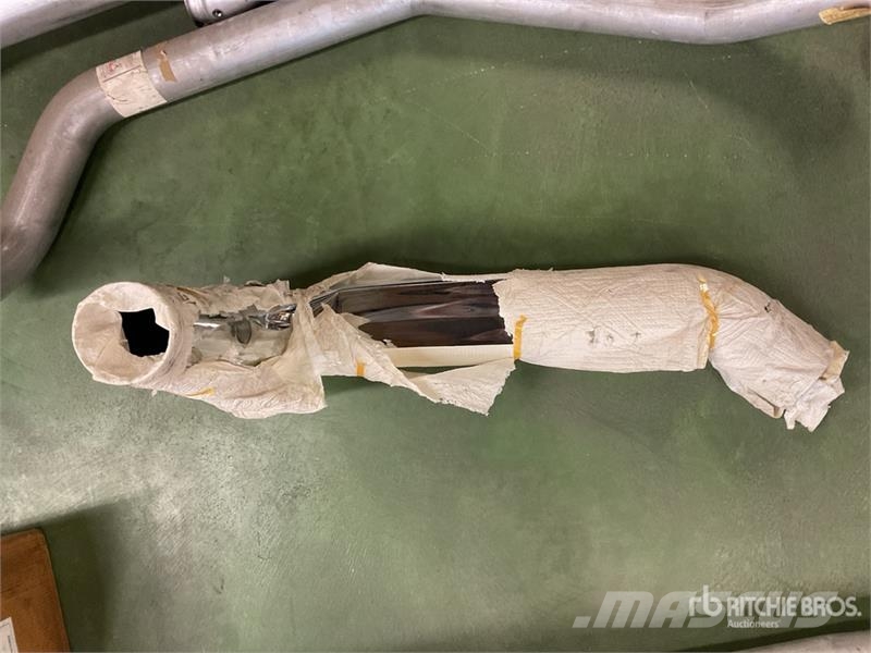 Quantity of Mack Exhaust Pipes and Muffler Guards 其他組件