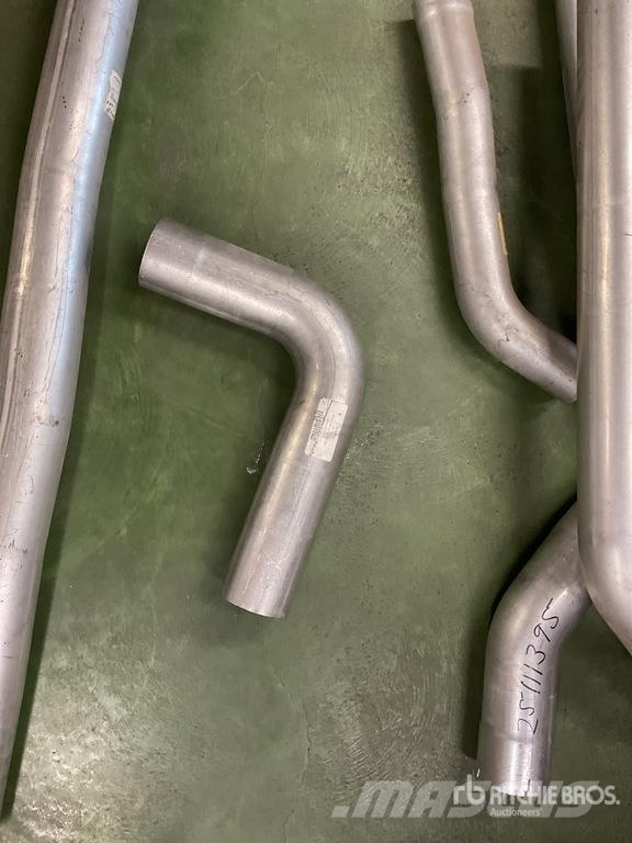 Quantity of Mack Exhaust Pipes and Muffler Guards 其他組件