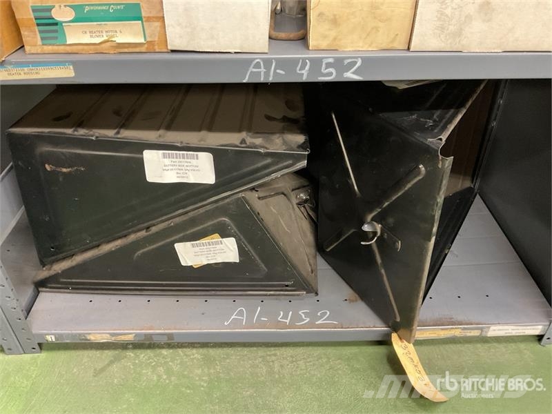  Quantity of Misc. Electrical Items w/Mack Battery  Коммерческий транспорт - Другие
