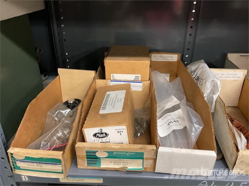  Quantity of Misc. Electrical Items w/Mack Battery  Коммерческий транспорт - Другие