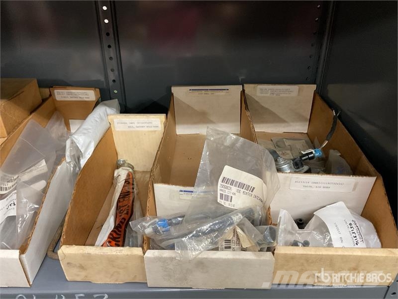  Quantity of Misc. Electrical Items w/Mack Battery  Коммерческий транспорт - Другие