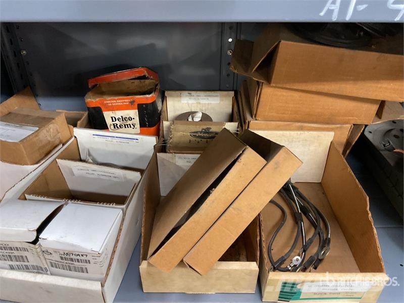  Quantity of Misc. Electrical Items w/Mack Battery  Коммерческий транспорт - Другие