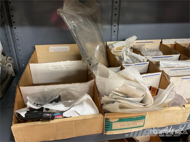  Quantity of Misc. Electrical Items w/Mack Battery  Коммерческий транспорт - Другие
