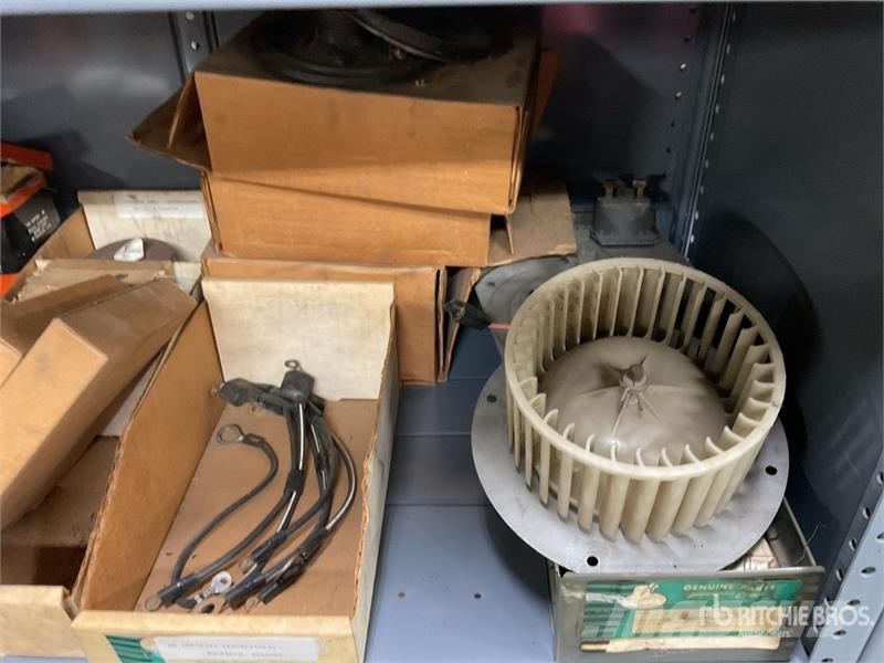  Quantity of Misc. Electrical Items w/Mack Battery  Коммерческий транспорт - Другие
