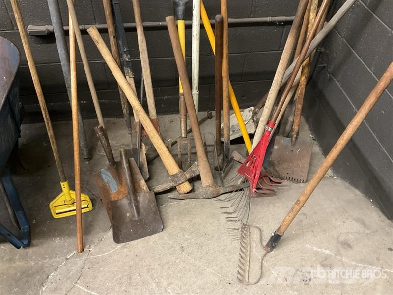  Quantity of Misc. Gardening Tools Drugi deli