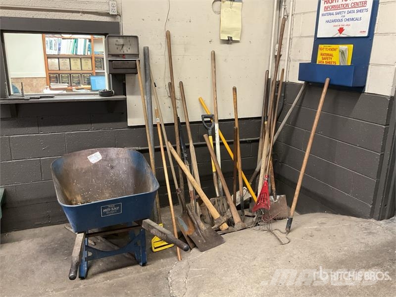  Quantity of Misc. Gardening Tools Drugi deli
