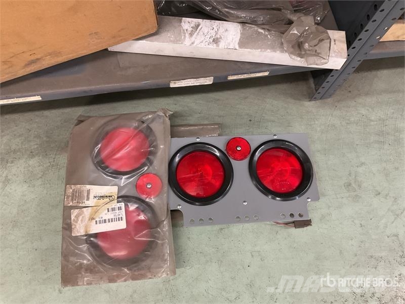 Quantity of Misc. Lights and Accessories Drugi deli