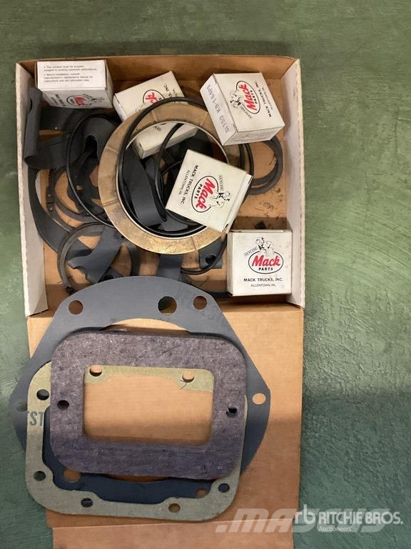 Quantity of Misc. Mack and Cummins Engine Gaskets Коммерческий транспорт - Другие