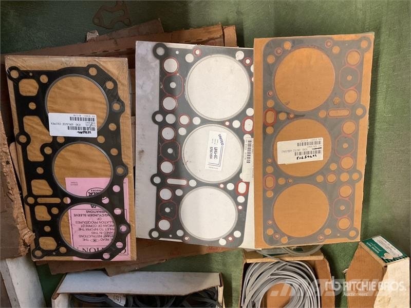 Quantity of Misc. Mack and Cummins Engine Gaskets Коммерческий транспорт - Другие