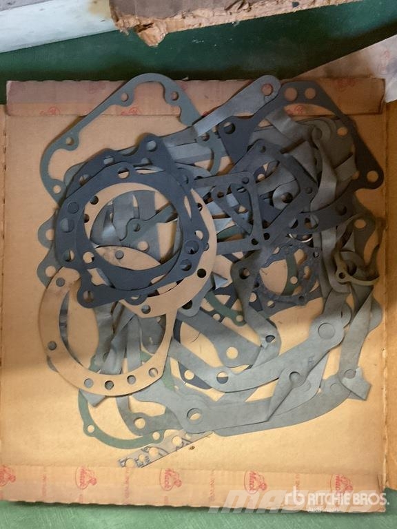 Quantity of Misc. Mack and Cummins Engine Gaskets Коммерческий транспорт - Другие