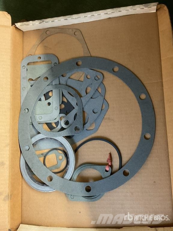 Quantity of Misc. Mack and Cummins Engine Gaskets Коммерческий транспорт - Другие