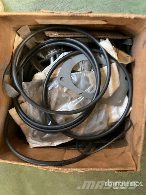 Quantity of Misc. Mack and Cummins Engine Gaskets Коммерческий транспорт - Другие