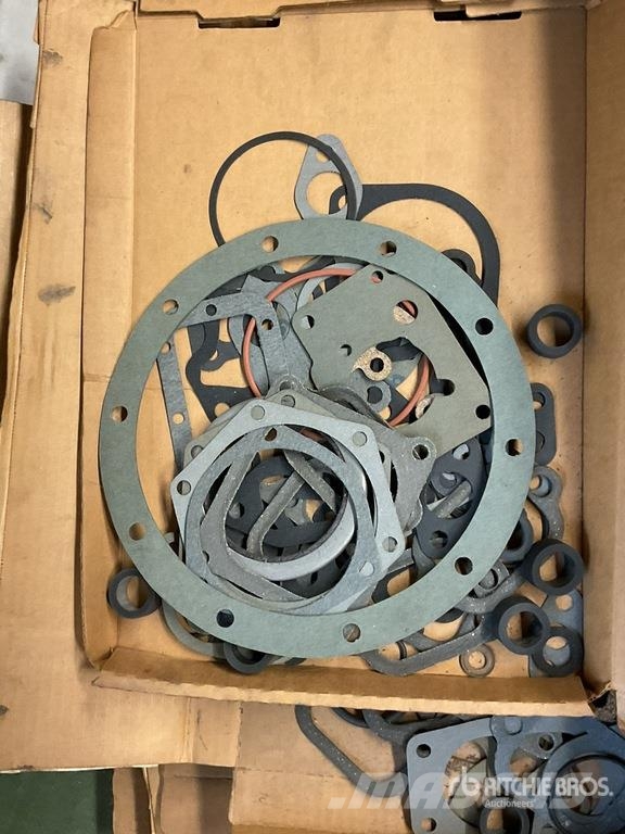 Quantity of Misc. Mack and Cummins Engine Gaskets Коммерческий транспорт - Другие