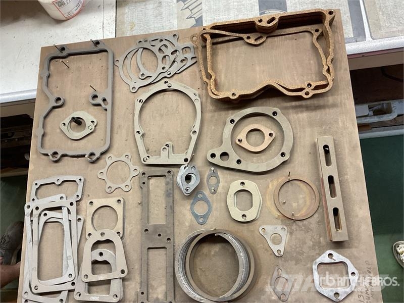 Quantity of Misc. Mack and Cummins Engine Gaskets Коммерческий транспорт - Другие