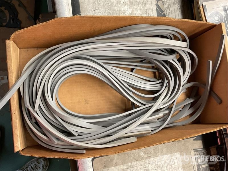 Quantity of Misc. Mack and Cummins Engine Gaskets Коммерческий транспорт - Другие