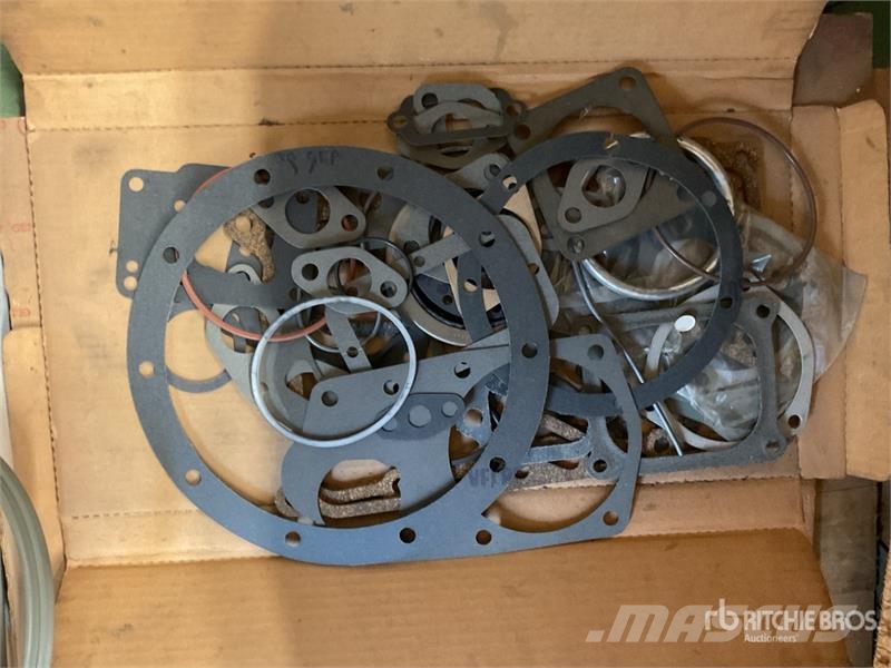Quantity of Misc. Mack and Cummins Engine Gaskets Коммерческий транспорт - Другие