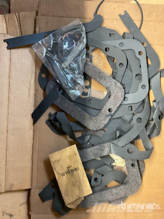 Quantity of Misc. Mack and Cummins Engine Gaskets Коммерческий транспорт - Другие