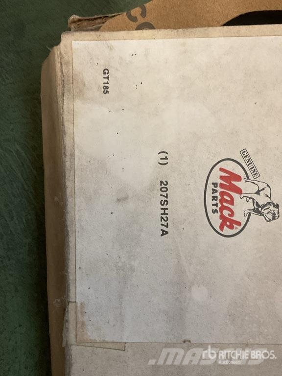 Quantity of Misc. Mack and Cummins Engine Gaskets Коммерческий транспорт - Другие