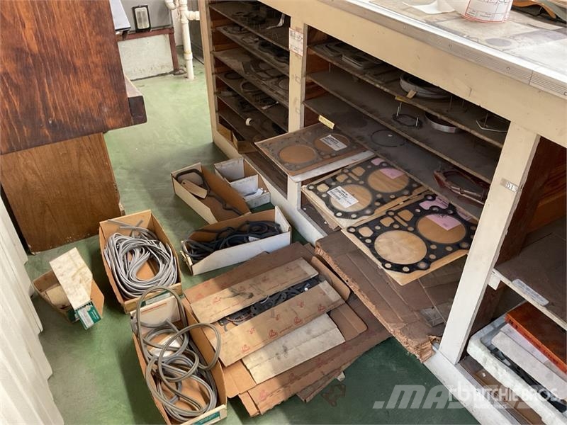 Quantity of Misc. Mack and Cummins Engine Gaskets Коммерческий транспорт - Другие