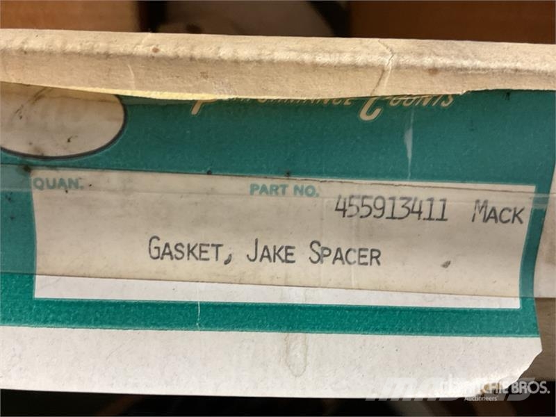 Quantity of Misc. Mack and Cummins Engine Gaskets Коммерческий транспорт - Другие
