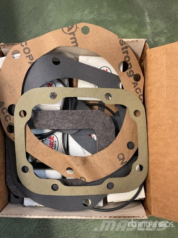 Quantity of Misc. Mack and Cummins Engine Gaskets Коммерческий транспорт - Другие