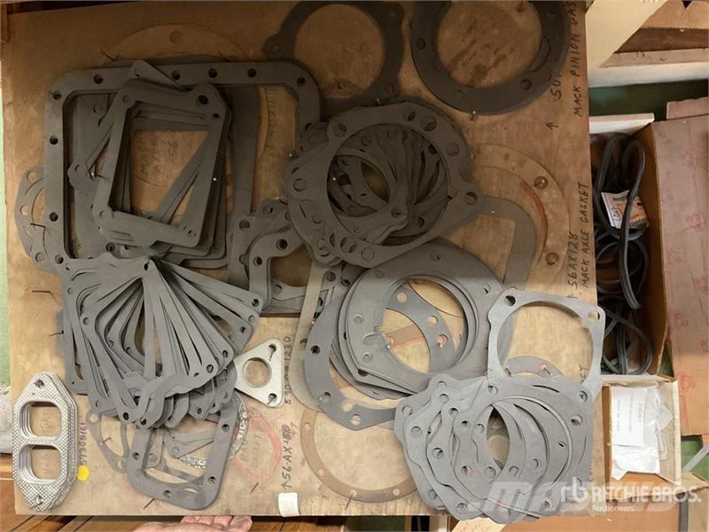 Quantity of Misc. Mack and Cummins Engine Gaskets Коммерческий транспорт - Другие