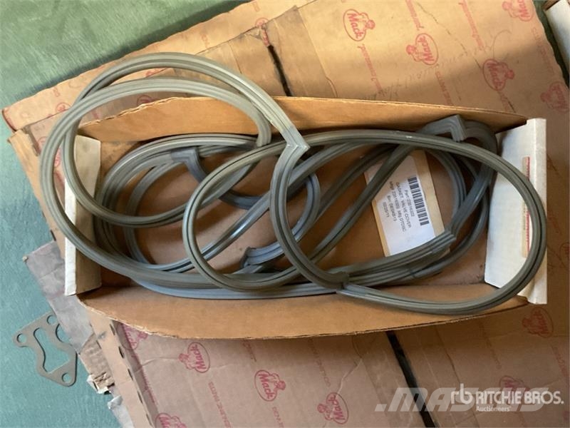 Quantity of Misc. Mack and Cummins Engine Gaskets Коммерческий транспорт - Другие