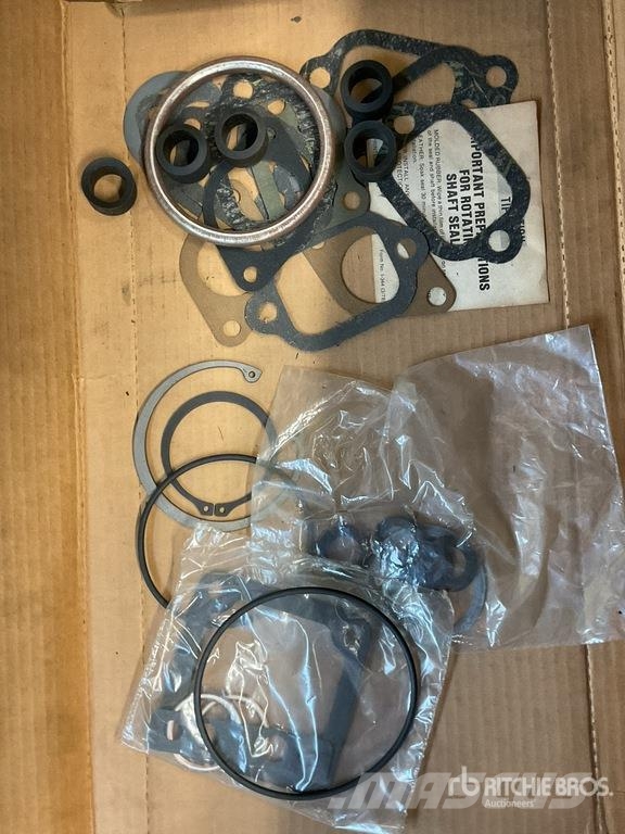 Quantity of Misc. Mack and Cummins Engine Gaskets Коммерческий транспорт - Другие