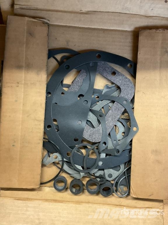 Quantity of Misc. Mack and Cummins Engine Gaskets Коммерческий транспорт - Другие