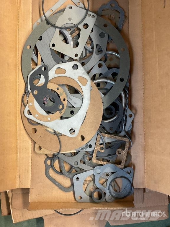 Quantity of Misc. Mack and Cummins Engine Gaskets Коммерческий транспорт - Другие