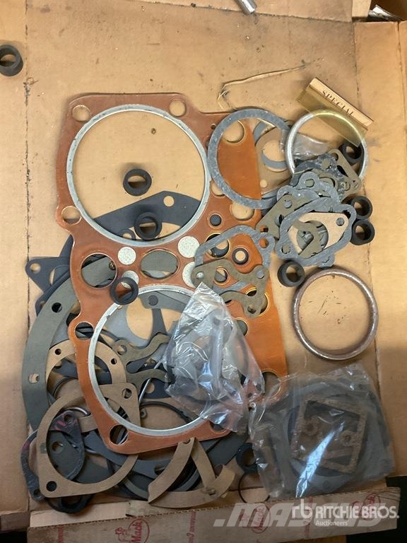 Quantity of Misc. Mack and Cummins Engine Gaskets Коммерческий транспорт - Другие