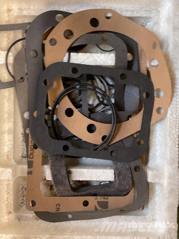 Quantity of Misc. Mack and Cummins Engine Gaskets Коммерческий транспорт - Другие