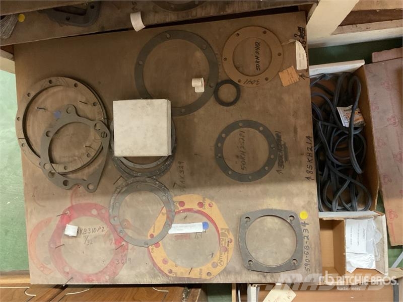 Quantity of Misc. Mack and Cummins Engine Gaskets Коммерческий транспорт - Другие