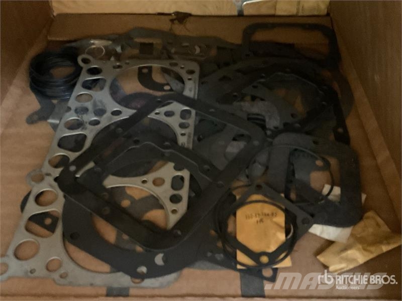 Quantity of Misc. Mack and Cummins Engine Gaskets Коммерческий транспорт - Другие