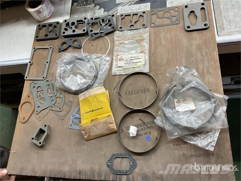 Quantity of Misc. Mack and Cummins Engine Gaskets Коммерческий транспорт - Другие