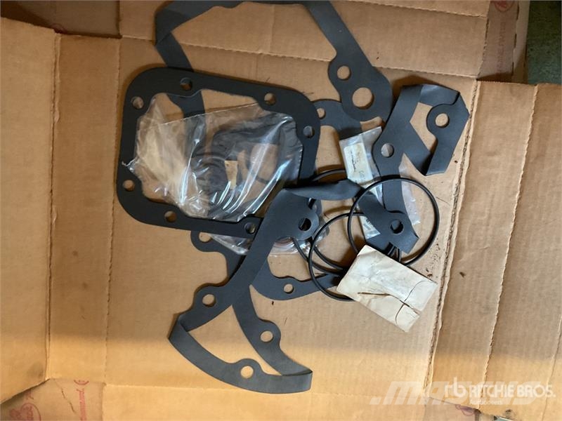 Quantity of Misc. Mack and Cummins Engine Gaskets Коммерческий транспорт - Другие