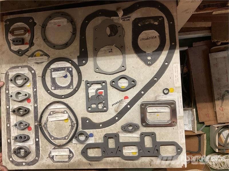 Quantity of Misc. Mack and Cummins Engine Gaskets Коммерческий транспорт - Другие
