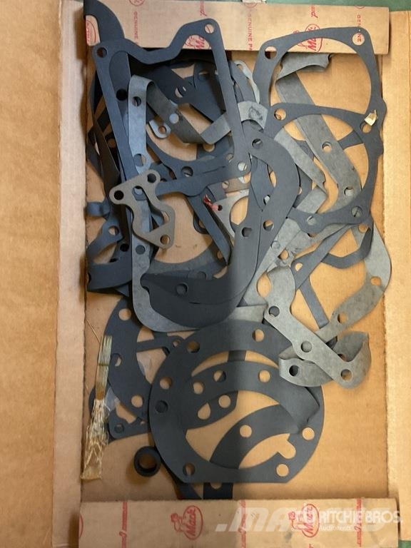 Quantity of Misc. Mack and Cummins Engine Gaskets Коммерческий транспорт - Другие