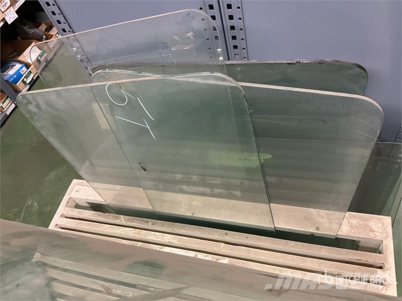  Quantity of Old Mack Cab Glass and Mack Anthem Sle 其他組件